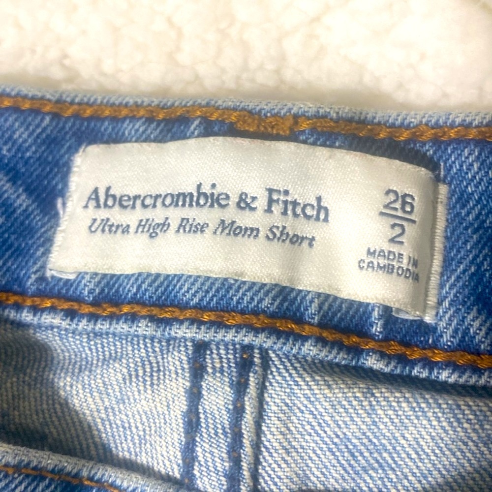 Abercrombie & Fitch Ultra High Rise Mom Jean Shorts. - Picture 3 of 3